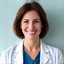 Portretul Dr. Elena Popescu, un medic de familie zâmbitor cu o atitudine empatică.