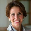 Portretul psihologei Cristina Georgescu, o femeie cu un zâmbet cald și o privire înțelegătoare.