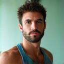 Portretul kinetoterapeutului Ștefan Mihai, un bărbat atletic cu o expresie calmă și încrezătoare.