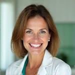 Dr. Elena Popescu, medic specialist nutriționist, zâmbind.