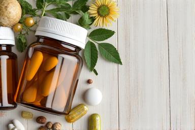 Diverse suplimente alimentare aranjate estetic, cu etichete clare.